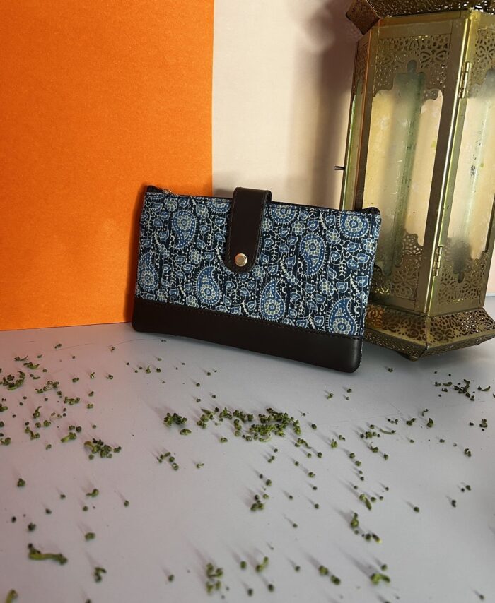 Handcrafted Handbag – Fusion of Elegance and Heritage